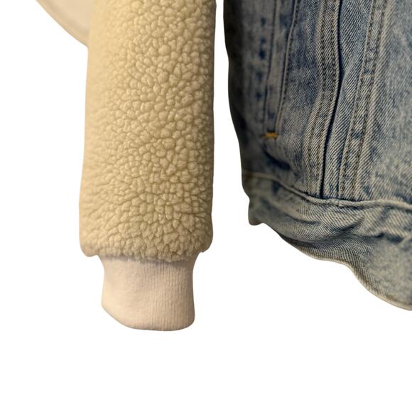 Levi’s Ex-Boyfriend Sherpa Trucker Jacket Light Wash Denim Fleece Hood Womens XS - Picture 7 of 10